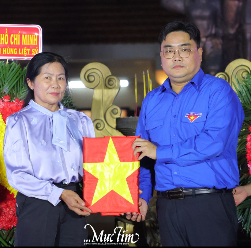 Ngô Minh Hai, secrétaire de l'Union de la jeunesse communiste Hô Chi Minh de la ville, président de l'Union de la jeunesse vietnamienne de Hô Chi Minh-Ville, remet des portraits aux familles des soldats tombés au combat. Photo : muctim.tuoitre.vn