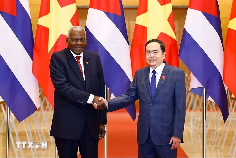 Le président de l’Assemblée nationale du Vietnam, Trân Thanh Mân (à droite) et le président de l’Assemblée nationale du pouvoir populaire et du Conseil d’État de Cuba, Esteban Lazo Hernández se serrent la main, le 2 novembre 2024. Photo : VNA
