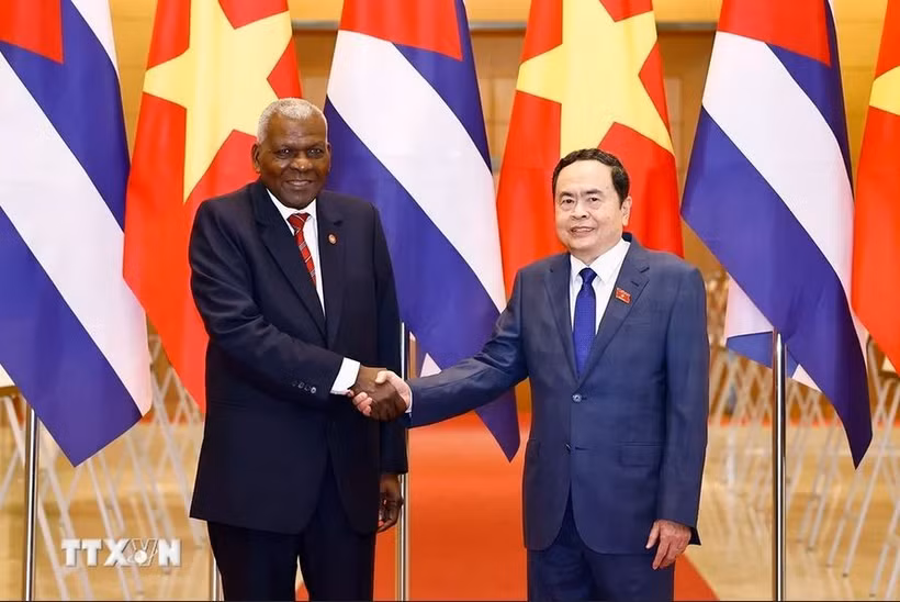 Le président de l’Assemblée nationale du Vietnam, Trân Thanh Mân (à droite) et le président de l’Assemblée nationale du pouvoir populaire et du Conseil d’État de Cuba, Esteban Lazo Hernández se serrent la main, le 2 novembre 2024. Photo : VNA