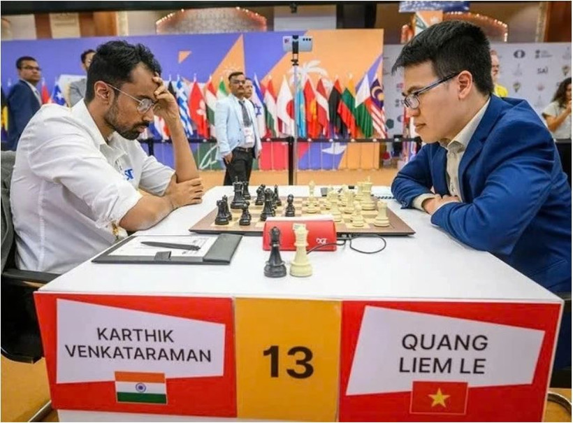Le grand maître vietnamien Lê Quang Liêm tient tête à l’Indien Karthik Venkataraman lors de la première rencontre de la 4e ronde de la Coupe du monde d’échecs FIDE. Photo : FIDE