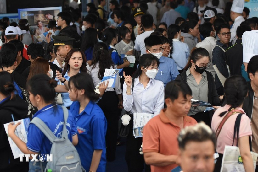 Un grand nombre de demandeurs d'emploi participant au « Salon de l'emploi - Aéroport international de Long Thành». Photo : VNA