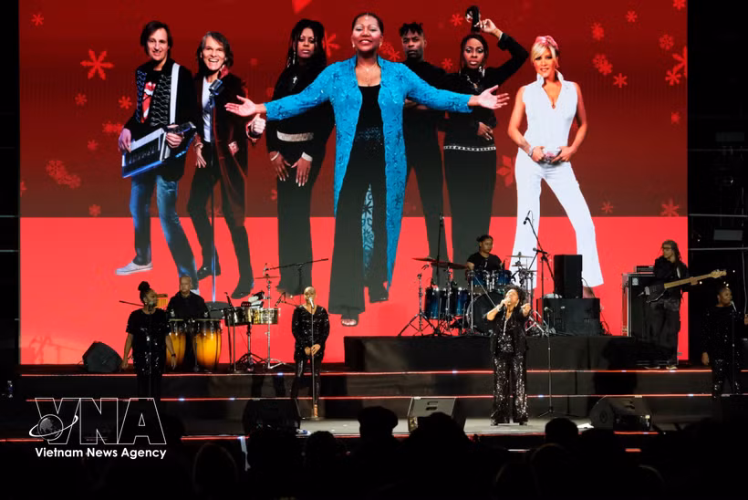 « Daddy Cool », tube disco emblématique sorti en 1976 par le groupe Boney M, est interprété par la célèbre chanteuse Liz Mitchell (72 ans, membre du groupe) lors du « Concert de printemps de Dalat » le 21 décembre 2024. Photo : VNA