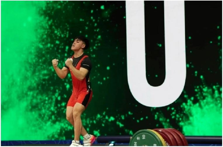 L’athlète vietnamien Nguyên Thành Duy remporte la médaille d’or en haltérophilie. Photo : AWF