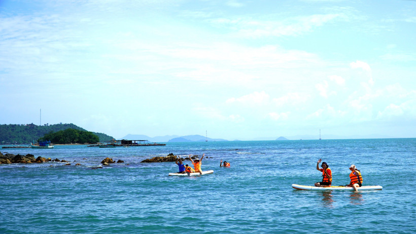 Des touristes pratiquent le stand-up paddle (Sup) et la plongée en apnée au large de l’archipel Hai Tac, dans la province de An Giang. Photo : VNA
