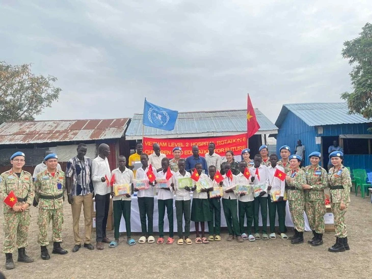 Les soldats vietnamiens offrent du matériel scolaire – tableaux, cahiers, stylos – aux élèves de l’école primaire de Banpa