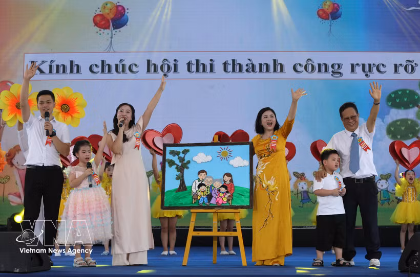Équipes participant au concours «Famille talentueuse» lors de la fête de la famille de Bac Ninh 2026. Photo : VNA