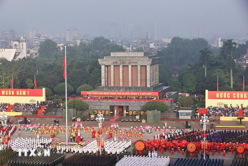 La place Ba Dinh, lieu emblématique de l'histoire vietnamienne, est le théâtre d'un défilé militaire et populaire majestueux, célébrant le 80e anniversaire de la Révolution d'Août et de la Fête nationale (2 septembre). Photo: VNA