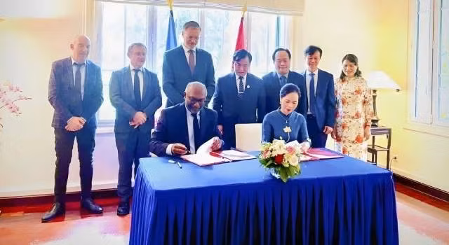 Les responsables du Musée de la Victoire de Diên Biên Phu et du Mémorial de Caen signe un accord de coopération. Photo : VOV
