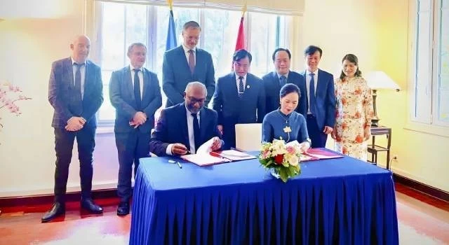 Les responsables du Musée de la Victoire de Diên Biên Phu et du Mémorial de Caen signe un accord de coopération. Photo : VOV