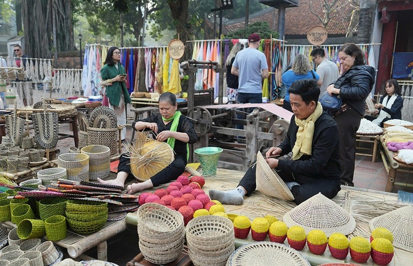 Les produits artisanaux traditionnels des trois capitales (Thang Long, Huê et Hoa Lu) seront présentés au Temple de la Littérature. Photo: hanoimoi.vn