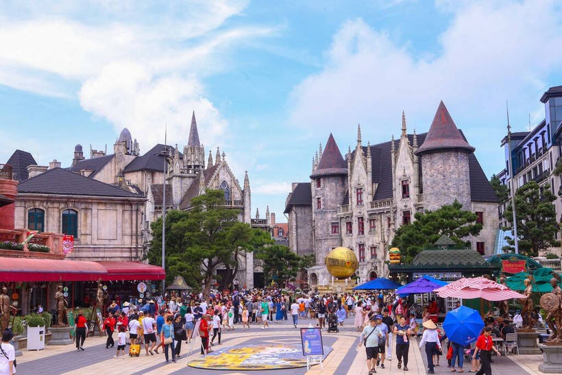 Des touristes dans le centre de divertissement Sun World Bà Nà Hills, à Dà Nang (Centre). Photo : VNA