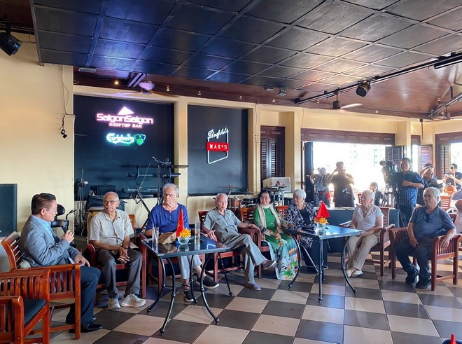 Des correspondants de guerre internationaux réunis à Hô Chi Minh-Ville à l’occasion du 50e anniversaire de la libération du Sud et de la réunification nationale du Vietnam. Photo: VNA