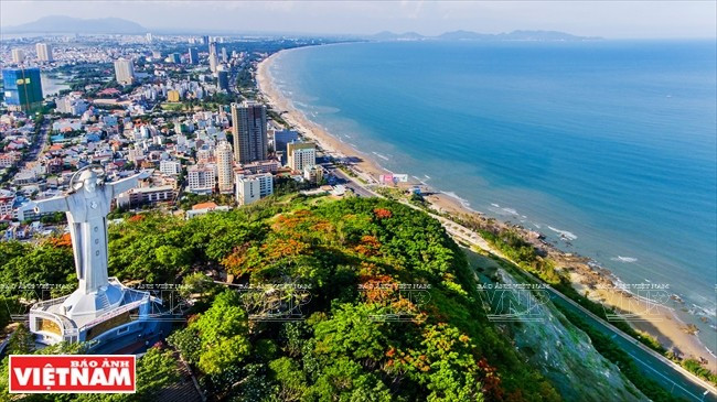 Bai Sau (plage arrière), ou plage Thuy Vân, est l'une des nombreuses belles plages de Vung Tàu, à Hô Chi Minh-Ville. Photo: VNP