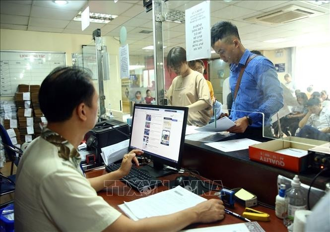 Des citoyens se présentent au bureau d’enregistrement des entreprises du Département des finances de Hanoi pour effectuer leurs démarches de création d’entreprise. Photo d’illustration : VNA
