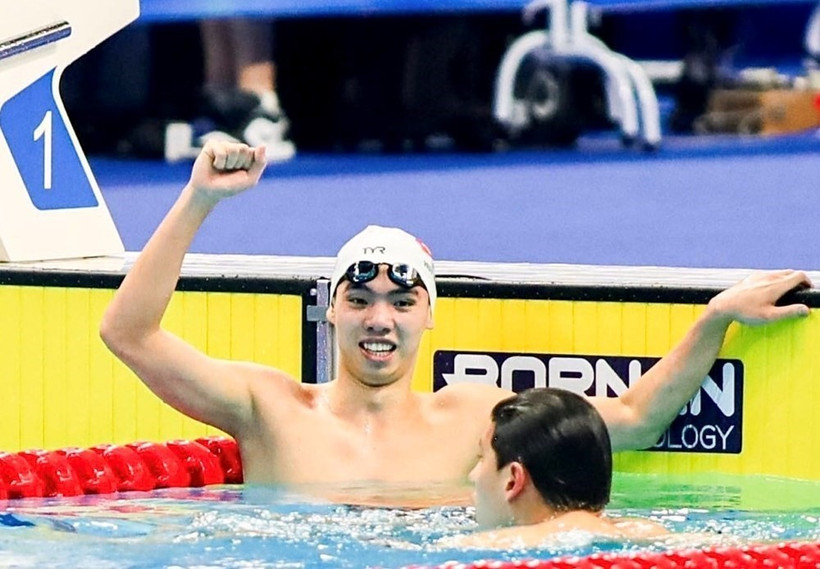 Le nageur vietnamien Nguyên Huy Hoàng remporte deux médailles d'or aux Championnats aquatiques d'Asie 2025. Photo : baovanhoa.vn