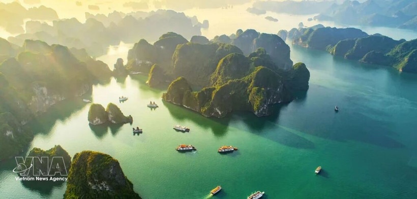 Décrite par le poète Nguyên Trai comme une "Merveille de la terre qui s’élance vers le ciel", la baie de Ha Long a été inscrite sur la liste du patrimoine naturel mondial de l’UNESCO la première fois en 1994 pour son paysage exceptionnel, puis de nouveau en 2000 pour sa valeur géologique et géomorphologique. Photo : VNA
