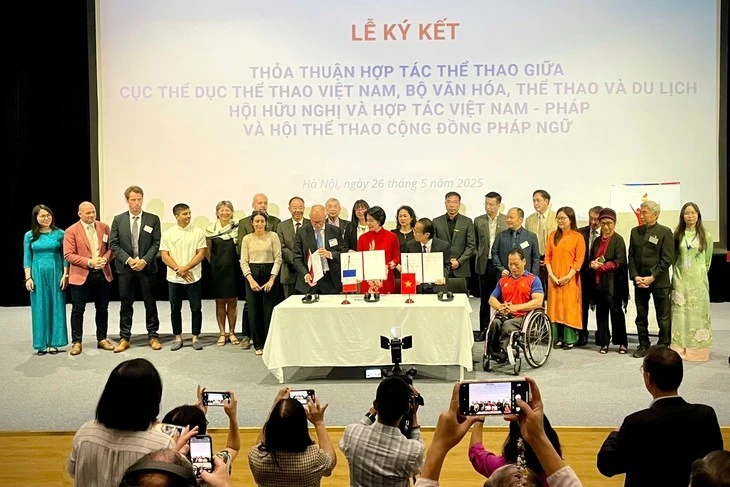 Un accord de coopération a été signé entre le Département des Sports, l’Association d’amitié et de coopération Vietnam-France et l’Association francophone pour le sport. Photo: AFS
