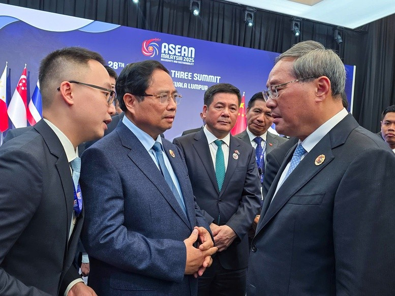 Le Premier ministre vietnamien Pham Minh Chinh et le Premier ministre chinois Li Qiang (à droite) se serrent la main. Photo : ministère des Affaires étrangères
