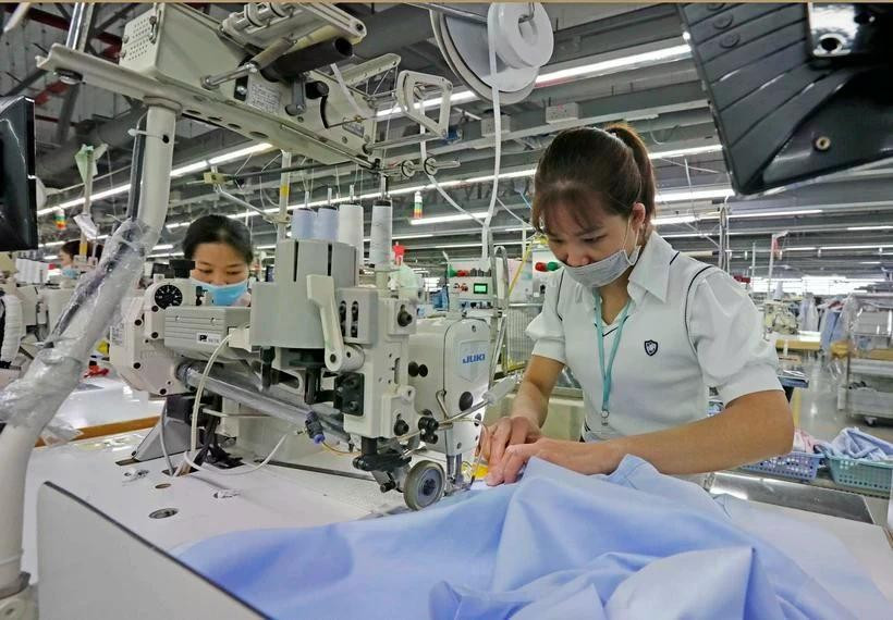 Les travailleurs fabriquent des produits destinés à l’exportation vers l’UE. Photo : VNA