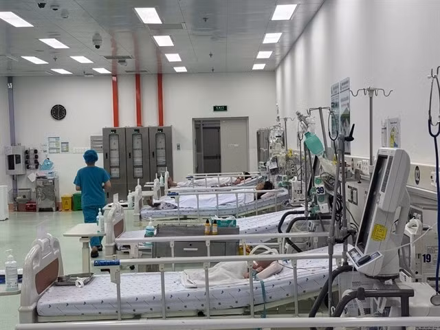 Des enfants sont traités pour la dengue au Service de soins intensifs et antipoison de l’Hôpital pédiatrique n°1. Photo : VNA