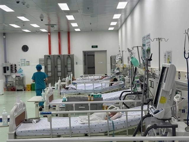 Des enfants sont traités pour la dengue au Service de soins intensifs et antipoison de l’Hôpital pédiatrique n°1. Photo : VNA