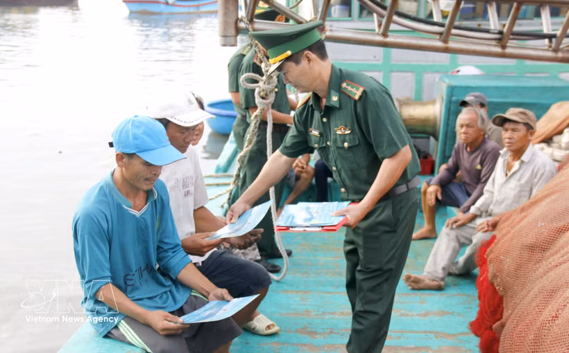 Le poste de garde-frontière de Thanh Hai (commandement provincial des gardes-frontières de Lâm Dông) distribue des pliants aux pêcheurs pour les sensibiliser à la lutte contre la pêche illicite, non déclarée et non réglementée (INN). Photo: VNA