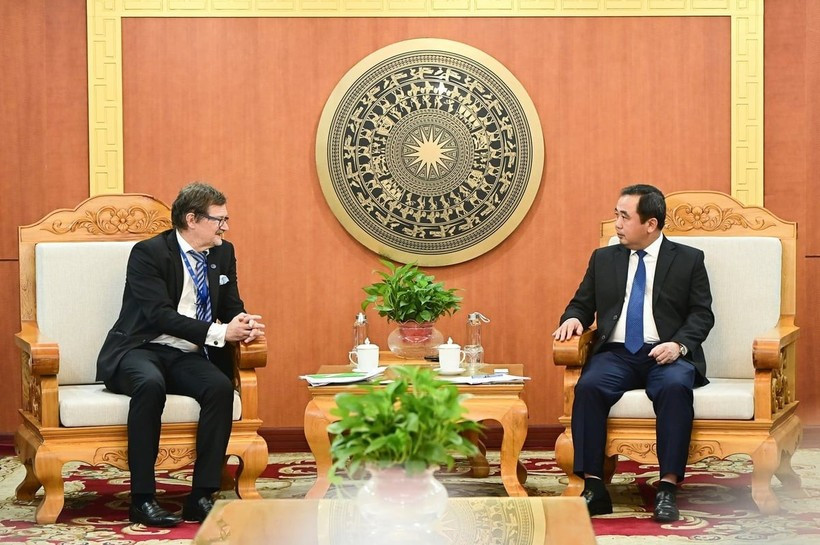 Le ministre par intérim Trân Duc Thang (à droite) rencontre l’ambassadeur de Finlande au Vietnam, Pekka Voutilainen. Photo: VietnamPlus