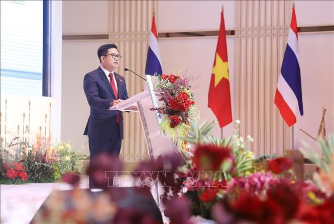 Le consul général du Vietnam, Dinh Hoàng Linh, s’exprime lors de la cérémonie, à Udon Thani, en Thaïlande, le 28 août. Photo : VNA