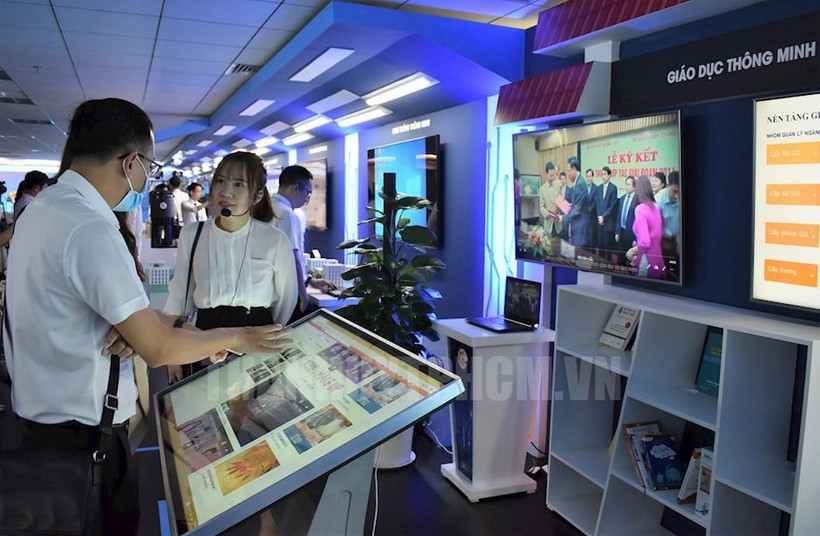 Visiteurs dans l'espace créatif et expérimentent la transformation numérique à Hô Chi Minh-Ville. Photo: hcmcpv.org.vn