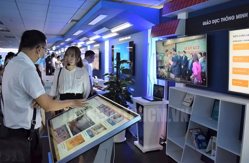Visiteurs dans l'espace créatif et expérimentent la transformation numérique à Hô Chi Minh-Ville. Photo: hcmcpv.org.vn