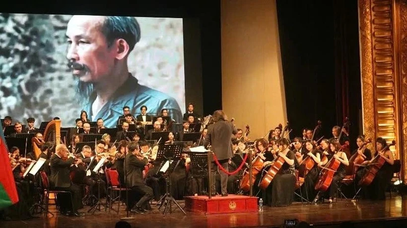 Concert commémorant le 107e anniversaire de l’indépendance de l’Azerbaïdjan, à l’Opéra de Hanoi, le 26 mai. Photo : NDEL