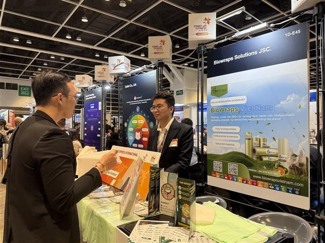 M. Trinh Cong Qui, fondateur du projet BioWraps, présente les produits de l'entreprise aux clients. Photo : VNA