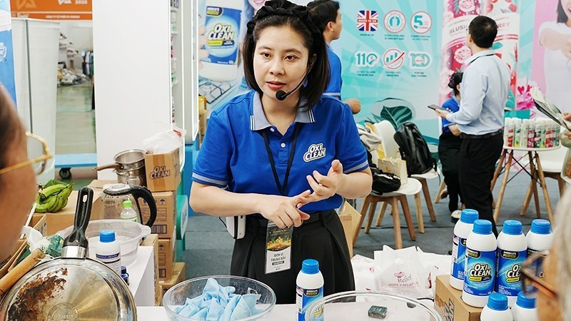 Le streaming en direct permet de vendre directement à des clients étrangers à moindre coût et avec moins de barrières à l’entrée qu’avec les méthodes d’exportation traditionnelles. Photo: VNA