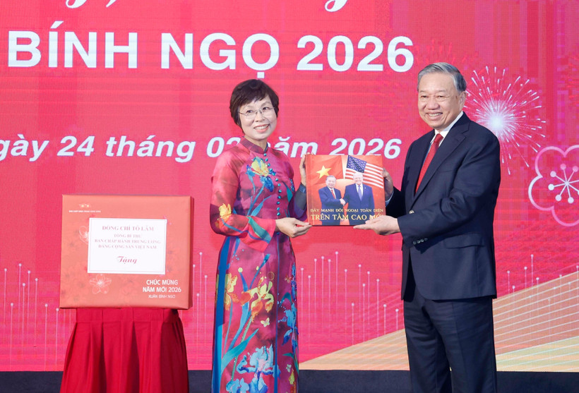 La directrice générale de la VNA, Vu Viêt Trang, remet au secrétaire général Tô Lâm un livre de photos réalisé par les journalistes du Département de rédaction des photos de presse. Photo: VNA