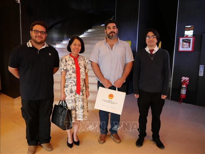 L'ambassadrice Ngô Minh Nguyêt, le secrétaire général du Parti communiste paraguayen, Najeeb Amado, et des représentants de la Ligue de la jeunesse communiste paraguayenne à Asuncion, capitale du Paraguay. Photo : VNA