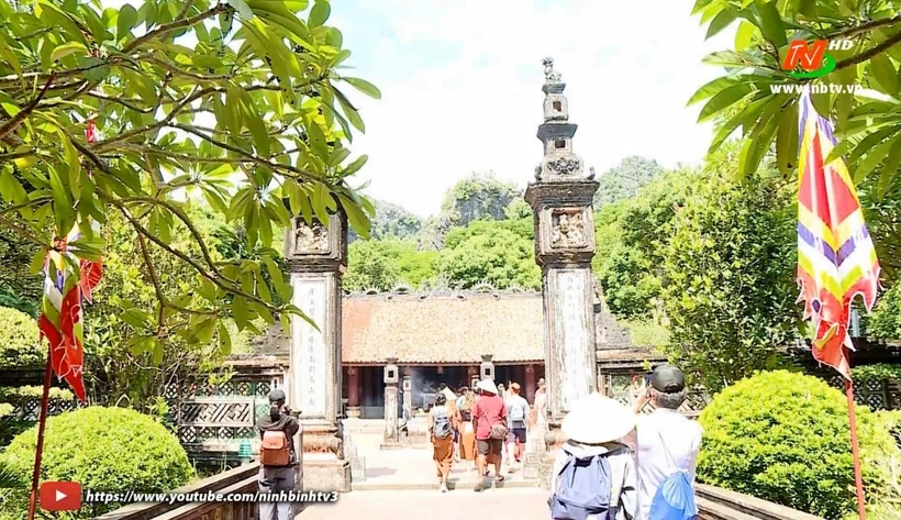 Touristes visitant le site historique et culturel spécial de l’ancienne capitale de Hoa Lu, à Ninh Binh. Photo : nbtv.vn