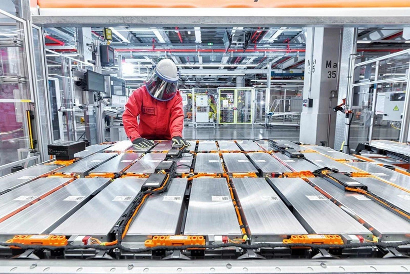 Alors que le Vietnam accélère sa transition vers les énergies propres, la logistique des batteries devient un facteur clé de croissance. Photo : tapchicongthuong