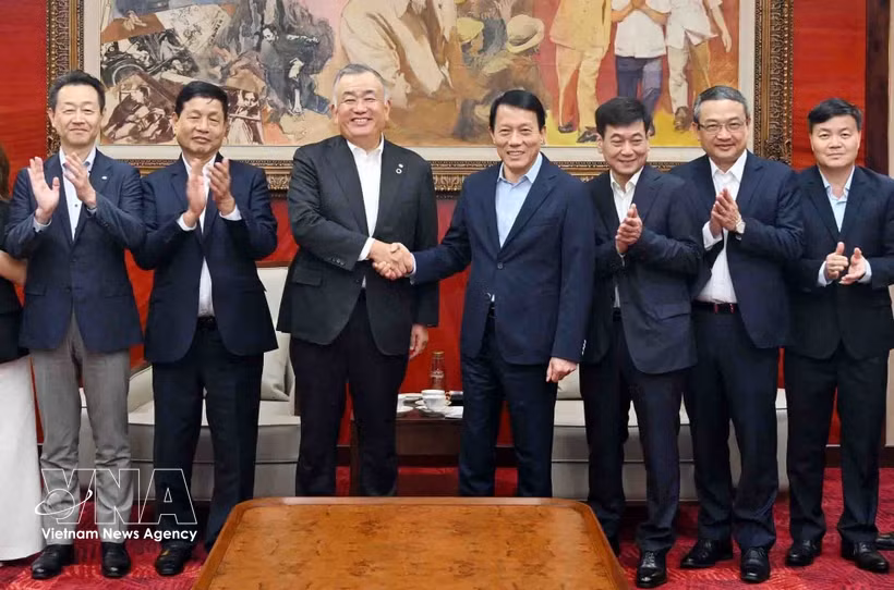 Le ministre de la Sécurité publique, Luong Tam Quang, serre la main de Nagao Yutaka, président du groupe japonais Yamato Holdings, à Hanoi, le 6 juillet. Photo : VNA