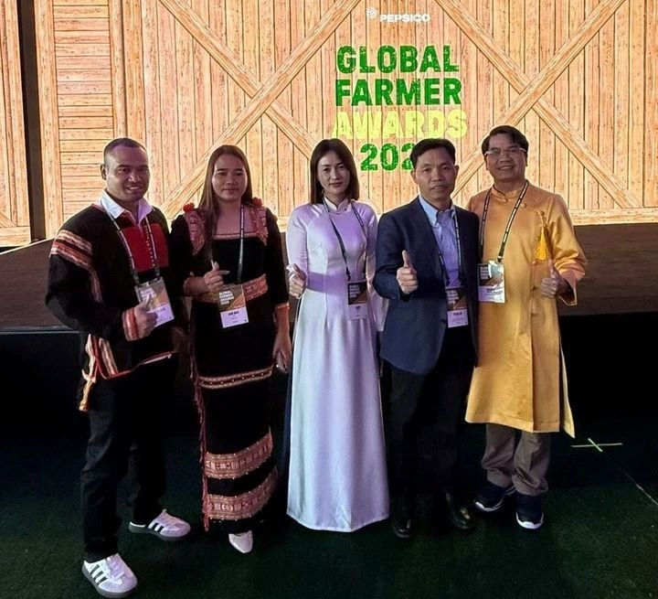 Deux représentantes vietnamiennes, Trân Thi Vân Anh (centre) et H’Âm Niê, posent pour une photo avec des responsables de PepsiCo lors des PepsiCo Global Farmer Awards 2025. Photo : PepsiCo