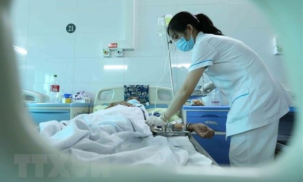 Soins médicaux pour un patient atteint de la dengue. Photo: VNA