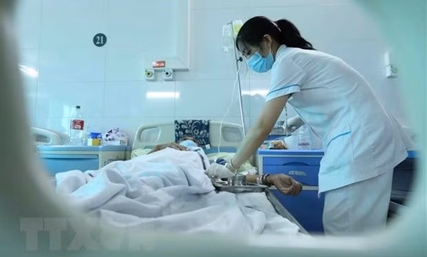 Soins médicaux pour un patient atteint de la dengue. Photo: VNA