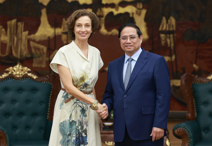 Le Premier ministre Pham Minh Chinh serre la main de la directrice générale de l’UNESCO, Audrey Azoulay, à Hanoi, le 28 juin. Photo : VNA