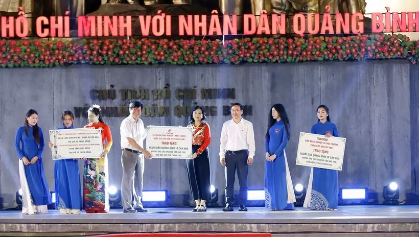Le rédacteur en chef du journal "Agriculture et Environnement", Nguyên Ngoc Thach, remet symboliquement des réservoirs d'eau douce pour soutenir les pêcheurs de Quang Binh. Photo: VNA