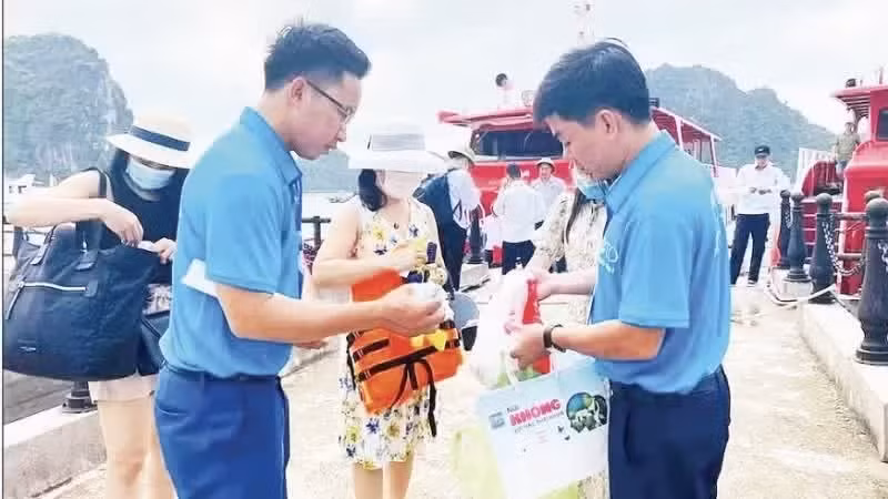 Les visiteurs se rendant sur l’île de Cô Tô sont encouragés à utiliser des sacs écologiques en remplacement des sacs en nylon et en plastique. Photo : NDEL