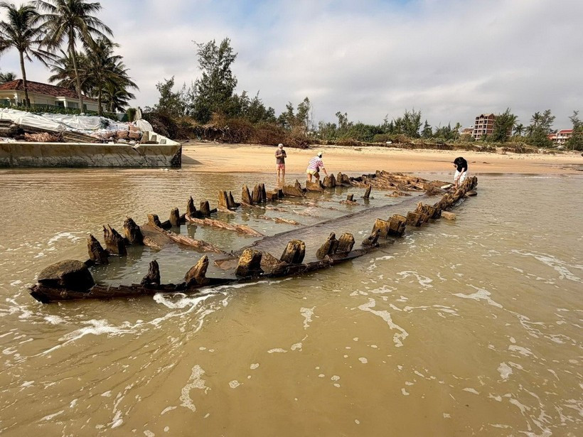 De fortes vagues le long du littoral ont révélé des parties d'un ancien navire découvert précédemment à Hôi An, dans la ville de Dà Nang (Centre) après la dissipation du typhon Kalmaegi. Photo : baodanang.vn