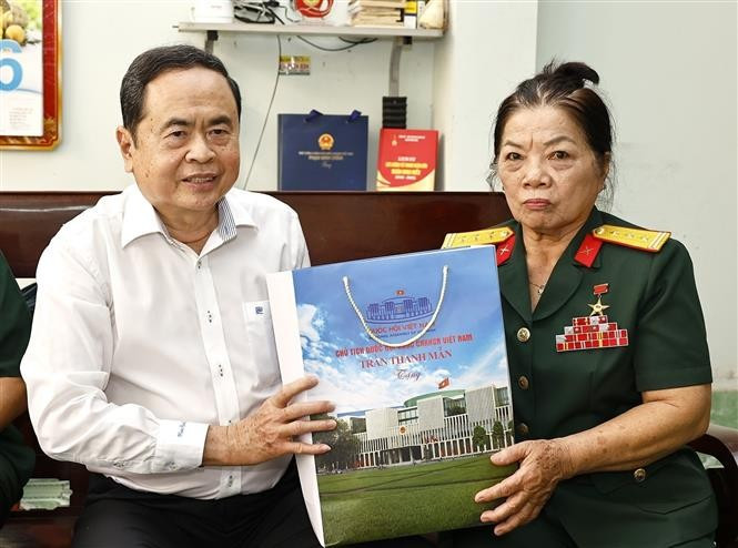 Le président de l’Assemblée nationale a rendu visite et offert des cadeaux à Nguyên Thi Vân, Héroïne des Forces armées.