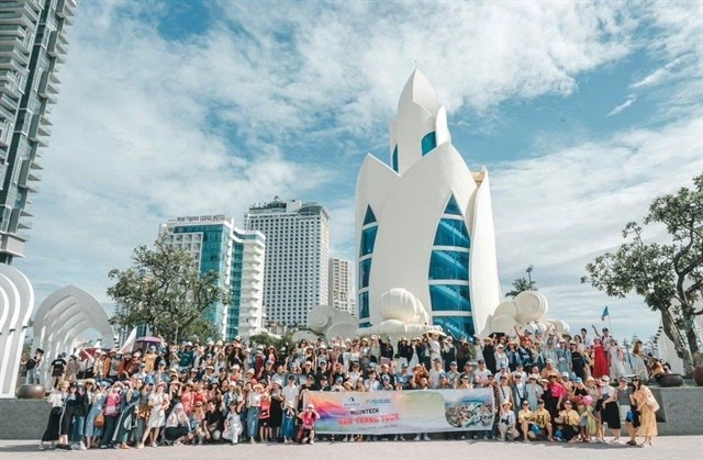 Un groupe de touristes dans la ville côtière de Nha Trang. Photo: Vneconomy.vn
