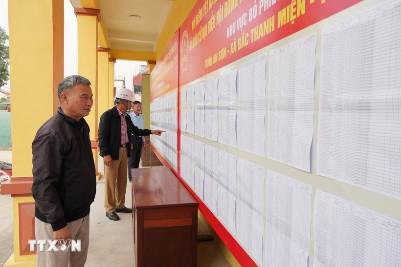 Les électeurs consultent les listes des candidats à l’Assemblée nationale et aux Conseils populaires. Photo: VNA
