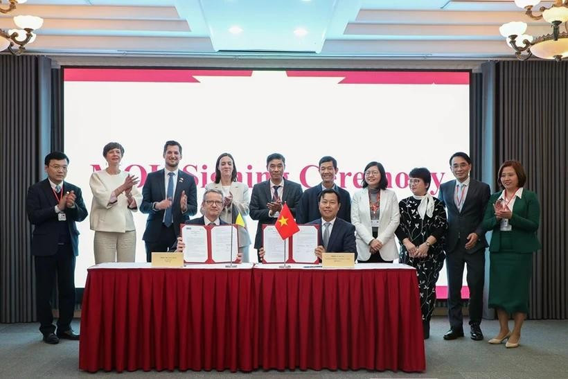 La VNU signe des accords de coopération avec ses partenaires. Photo : qdnd.vn