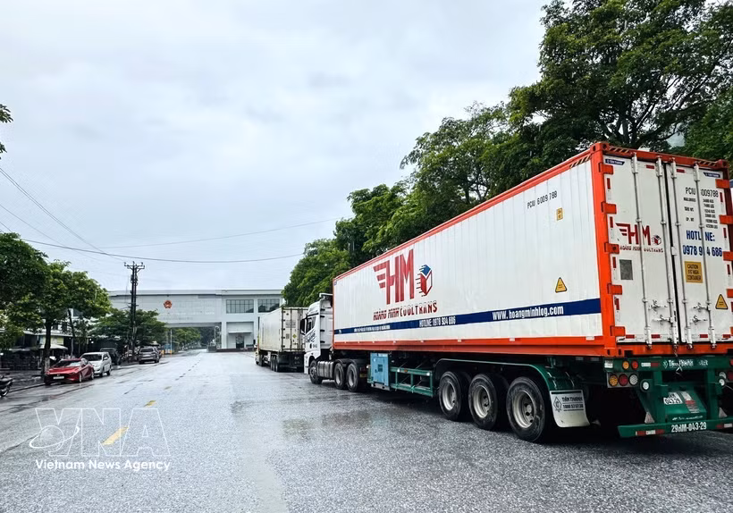 Des files de camions s’étirent au poste-frontière international de Thanh Thuy, dans la province de Tuyên Quang (Nord). Photo: VNA
